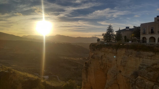 もうすぐ日没の時間だったので夕陽待ちです。ほんとはもう少し待つつもりでしたが風が冷たくて… フライング気味な画像になってしまいました(笑)