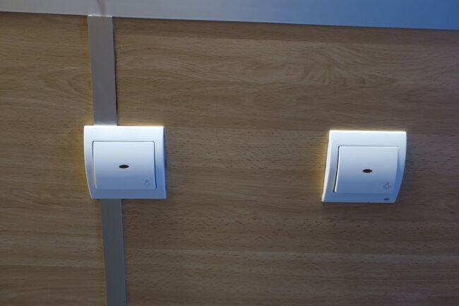 鍵は4つあり、どれがどの鍵なのかの説明は無かったですが、適当にガチャガチャすると開きました。玄関の入口付近にボタンがあって、1つはライト、もう1つは玄関の解錠用です。