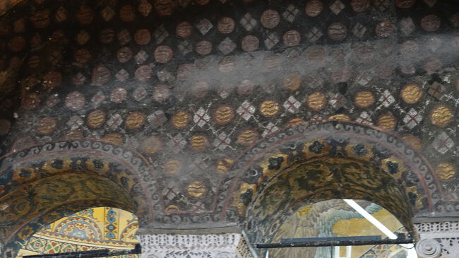 内部は、モザイク画などが修復が必要なレベルでした<br />