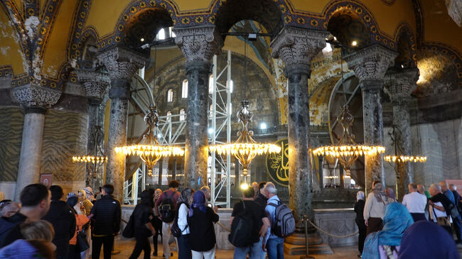 列柱群と照明も綺麗でした<br />