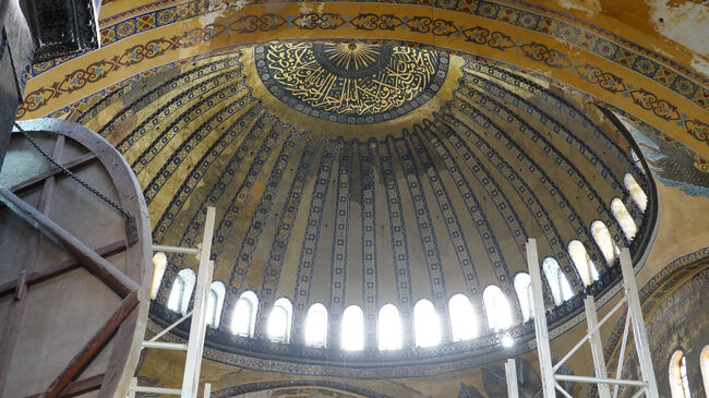 天井には採光も綺麗に<br />