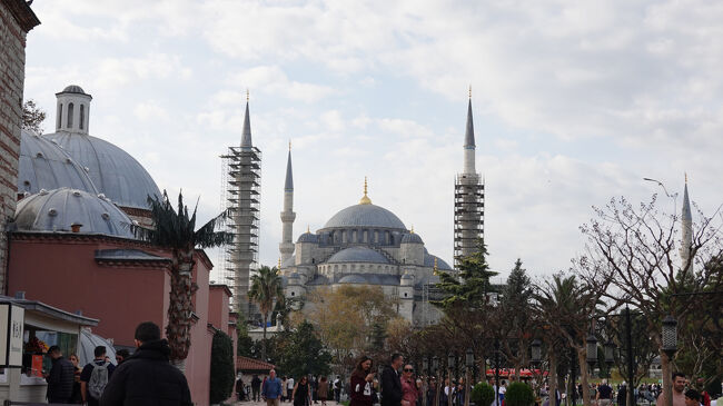 モスクの外に出て外観<br />