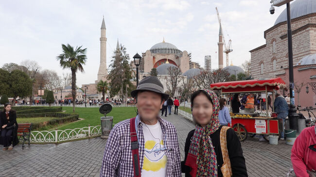 アヤソフィア・モスクの館前で記念撮影<br />まだストールを着用中です<br />