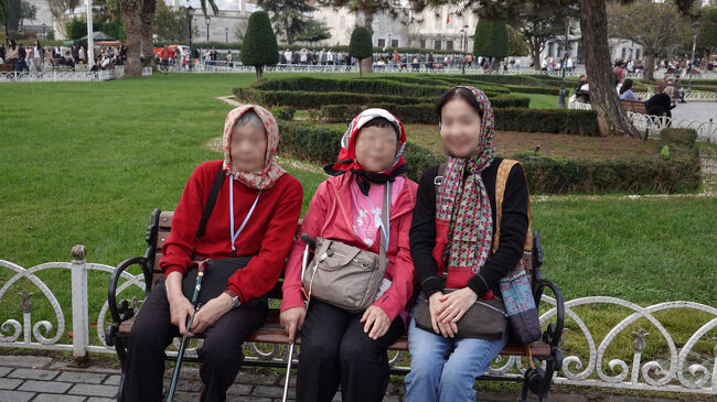 ストール姿の三娘<br />