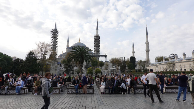 沢山の人がモスクそばでご休憩<br />