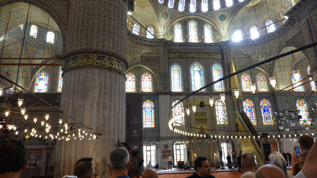 ブルーモスクの内部<br /><br />円形のランプ群、採光のステンドグラスの窓群<br />