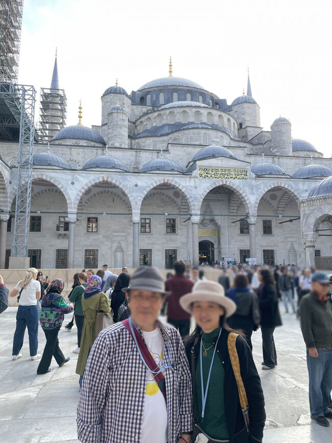 ブルーモスクをバックに記念撮影<br />