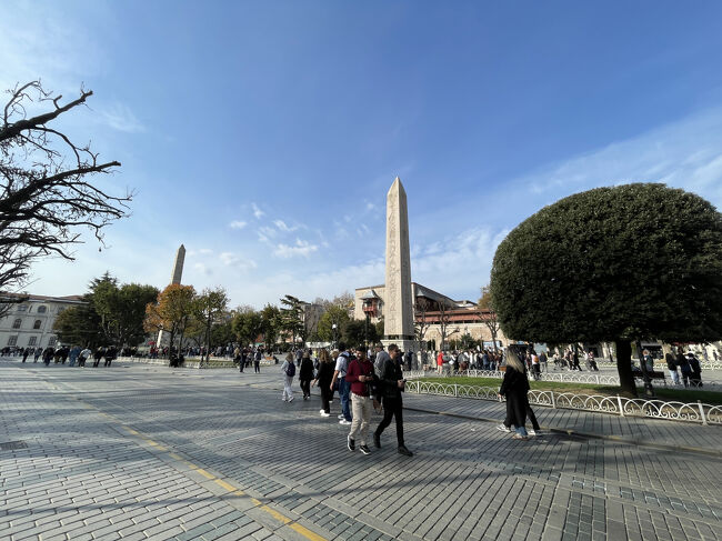 ブルーモスクの外の広場には、塔頭が三本<br />(一本外れていますが)<br />