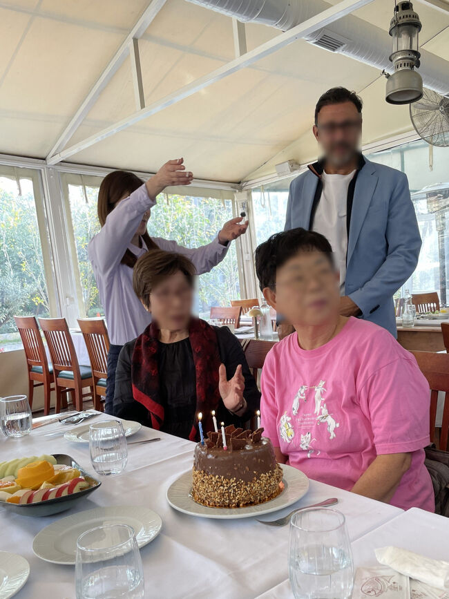 本日が誕生日の方がいて、お店から(⁈)<br />誕生日ケーキのプレゼントもあり<br />(ピンク色の方、70代です)<br />