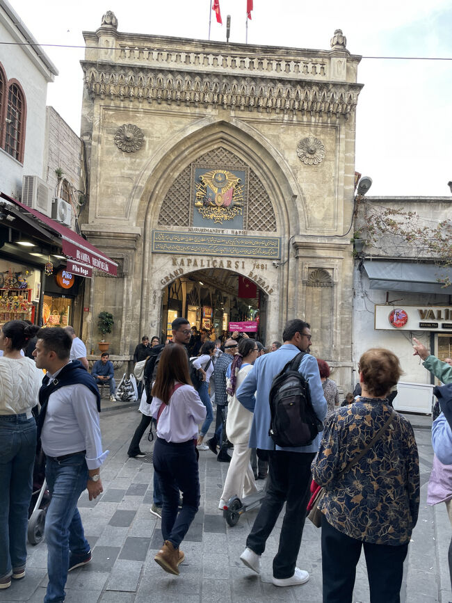 ランチの後は、お買い物ツアーへ<br />世界最大級の屋根付き市場：グランドバザールへ<br />