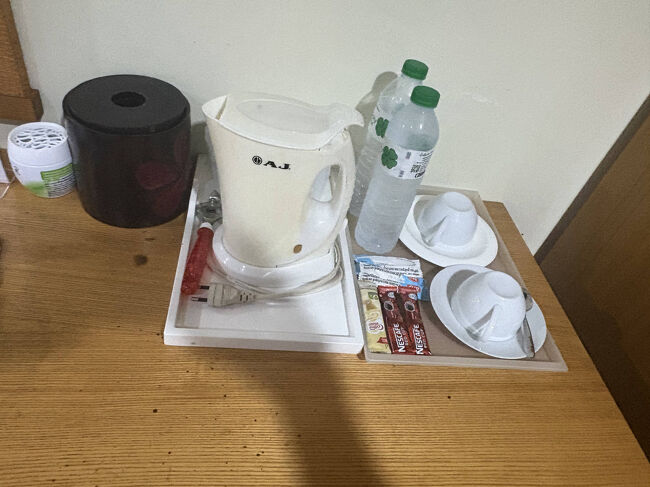 水は2本支給されます。