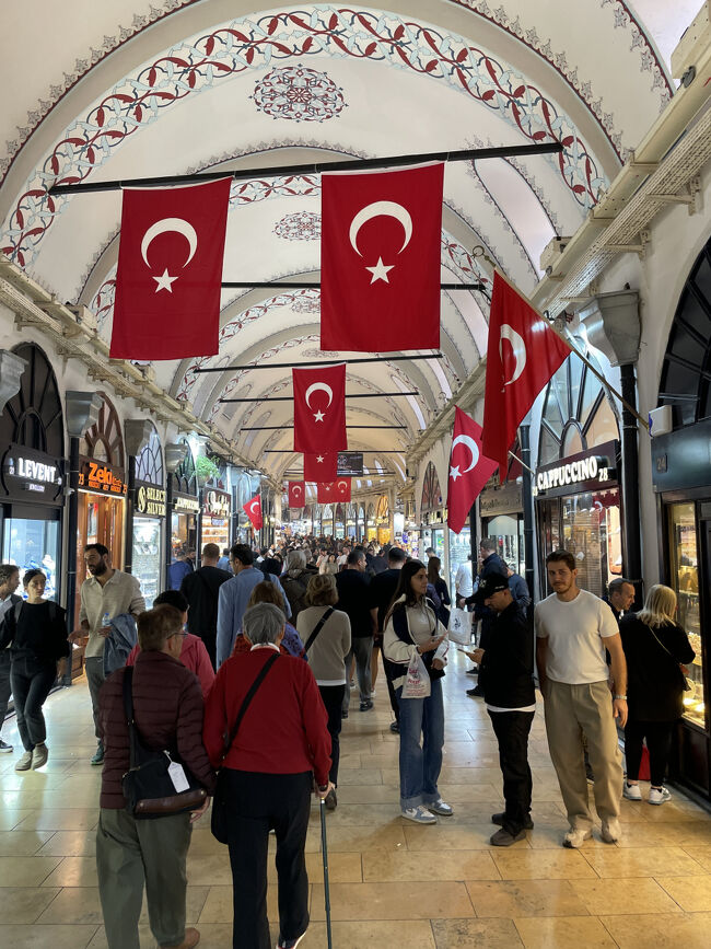 トルコ国旗が下がる市場を物色しながら<br />お買い物散策<br />(誰も迷子にならず良かったと、後で思い)<br />