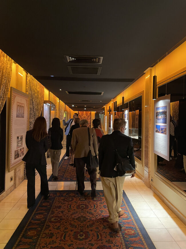 皆さん、少し正装(スマートカジュアル)で<br />その離宮の通路を静々と歩き、レストランへ<br />