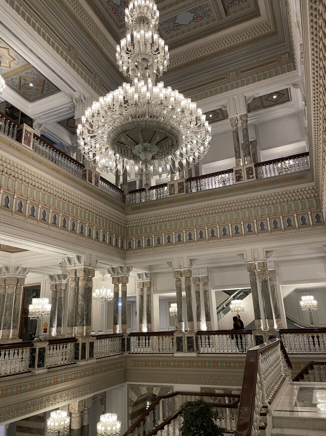 広間には大きなシャンデリアが輝き<br />