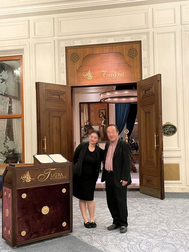 いつものように、<br />その入り口でお嬢さんと記念撮影<br />