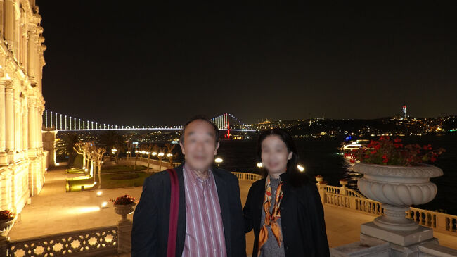 食後には、その離宮ホテルのテラスに出て記念撮影<br />