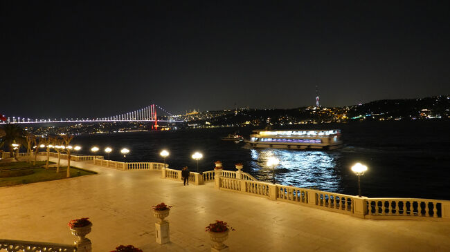 ボスポラス海峡には、大きな遊覧船も夜間航行<br />していました<br />