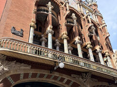 カタルーニャ音楽堂はガウディと同世代に活躍した建築家ムンタネーの手によるものです。
1905年からたった3年で完成させたとのこと。信じられない。

こちらは街なかにあって、遠くから外観全体を見渡すことができないのが残念。かなり手の込んだ装飾が施されています。

