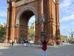 軽く食事をした後歩いていたらバルセロナ凱旋門が現れました。
ブラブラ歩いているだけで、様々な歴史的な建造物に出会えるって嬉しいな。