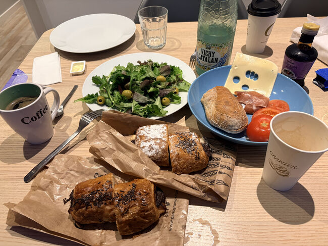 朝食はスーパーで調達した品々。<br />チョコデニッシュは宿泊したアパートの隣にあったパン屋さんから購入しました。<br />朝７時くらいからお店を開いてパンを焼いていらっしゃいました。<br />ヨーロッパのパンはどこも美味しかったけど、こちらのが最高でした。<br /><br />スーパーで購入した普通のチーズでしたが、味、香りとも美味かった～！！<br />やっぱり乳製品はヨーロッパには勝てませんね。