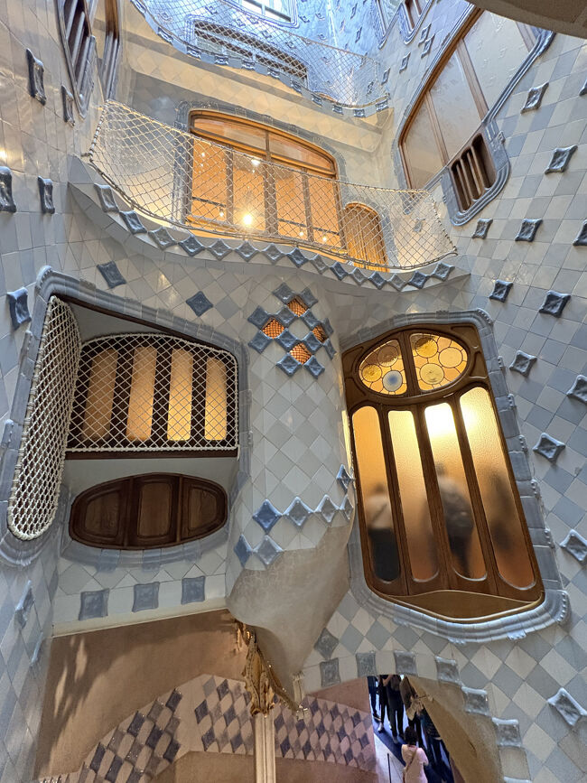 カサバトリョのチケットは一般、夜（２種類）、早朝の４つあり、さらに一般にはブルー・シルバー・ゴールド・プラチナの４種類があります。<br />私はインスタに掲載させていたカサバトリョ・ジャパンさんの招待チケットプレゼントに当選し、なんと無料で訪問することができました。<br /><br />午前110:00からの入場でしたが当日券の列は結構並んでいたので、予約が必須だとおもいます。私たちは予約済みでしたが、混み合っていて<br /><br />カサバトリョ・ジャパンさん、ありがと～:)<br />