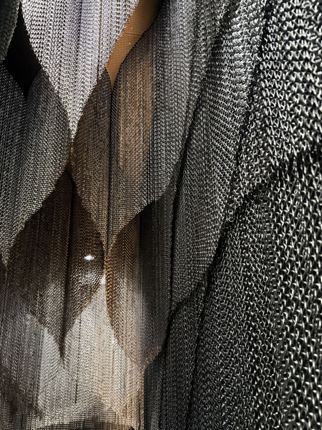 カサバトリョ自体はガウディ建築なのですが、現代美術館と言っても良いほど、洗練された装飾が満載で見飽きることがありませんでした。<br /><br />なお、こちらのデザインは日本の建築家「隈　研吾」さんの作品です。<br />BS1を見ていたらご本人がサグラダファミリアの説明をされていました。<br /><br />写真は掲載していませんが、バーチャル動画映像に体全体が包まれる箇所があって思わず大きな声が出てしまうほどの没入感。これに招待していただけたなんて、カサバトリョ・ジャパンさん、ありがと～！！