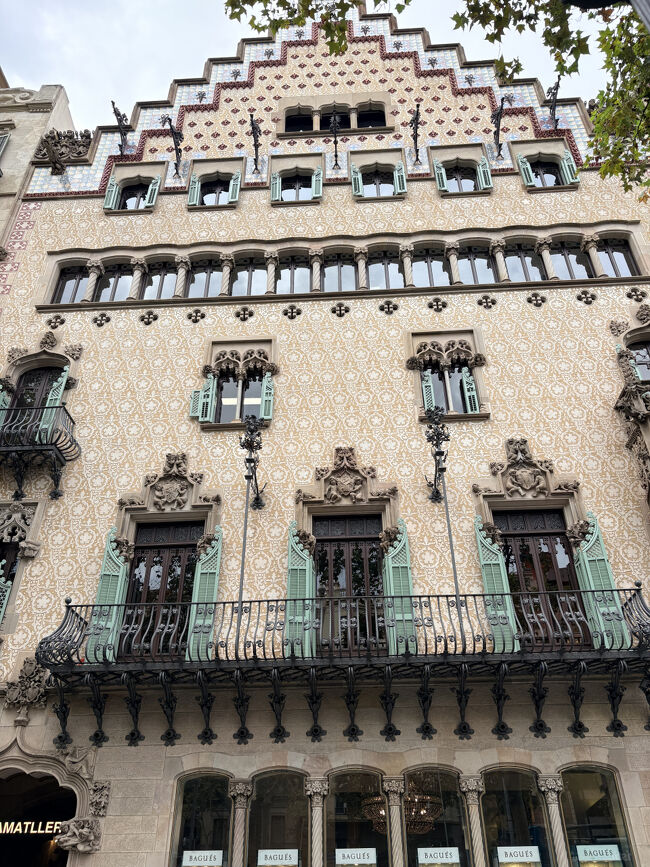 カサバトリョの隣の建物です。こちらも雰囲気があっていいですね。