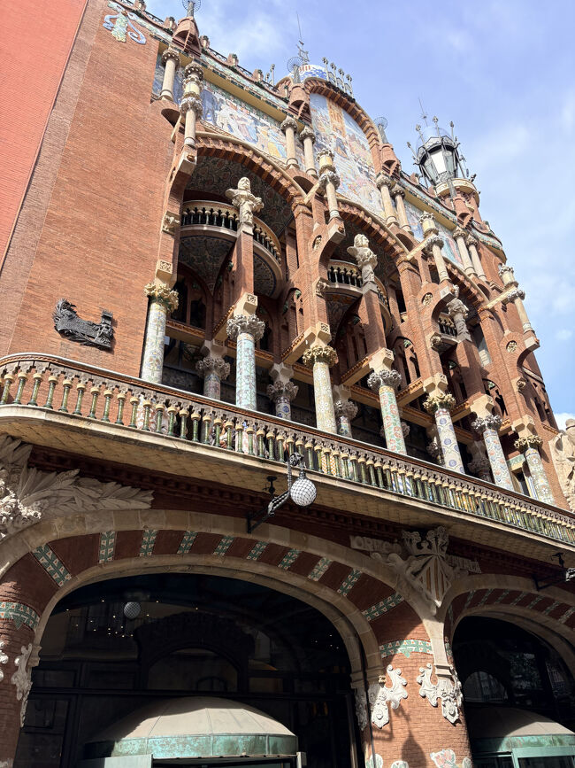 カタルーニャ音楽堂はガウディと同世代に活躍した建築家ムンタネーの手によるものです。<br />1905年からたった3年で完成させたとのこと。信じられない。<br /><br />こちらは街なかにあって、遠くから外観全体を見渡すことができないのが残念。かなり手の込んだ装飾が施されています。<br />