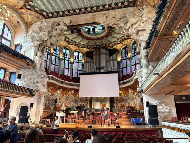 息を呑むほどの装飾たち。<br />ちょうどリハーサルをやっていました。<br />この会場で是非コンサートを見たいものです。