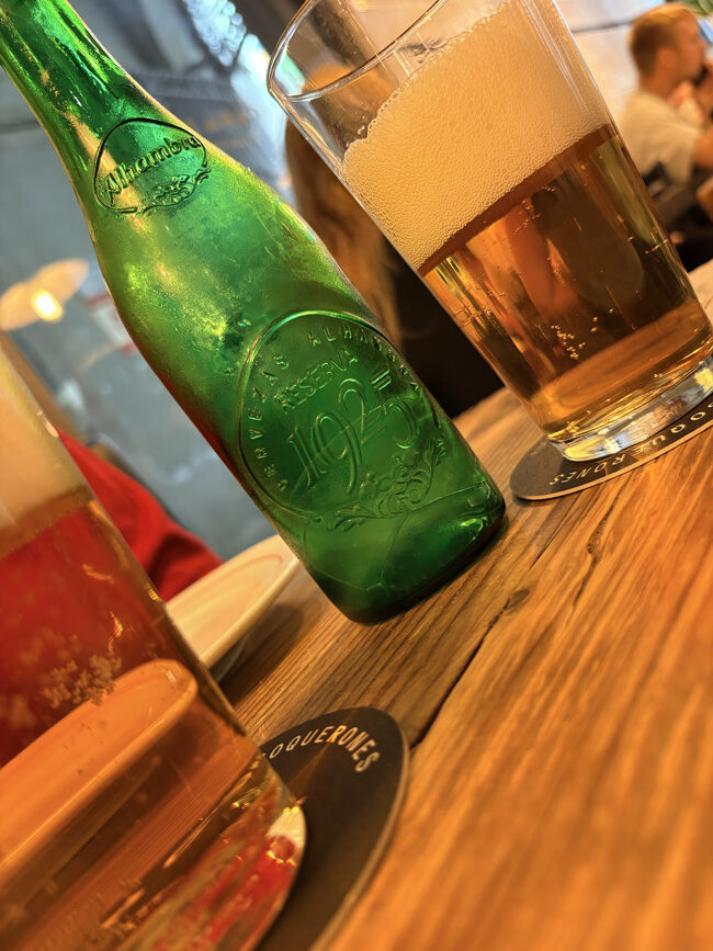 宿に向かいブラブラ街歩きしながら戻る途中で入ったタパス屋さん。<br />乾いた喉にビールが沁みます。<br />Casa Lolea Barcelona<br />https://casalolea.com