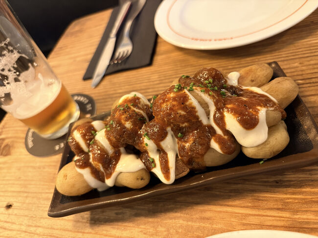 パタタス・ブラバスもいただきました。<br />パタタスブラバスはスペインのバルで定番のタパスで、素揚げしたジャガイモにパプリカベースのピリ辛ソース（ブラバスソース）と、にんにくマヨネーズ（アリオリソース）がかかっていました。<br /><br />地元の方が多そうでしたが、接客も良くすごく洗練された雰囲気で、ゆっくり頂くことができました。お勧めのお店です。