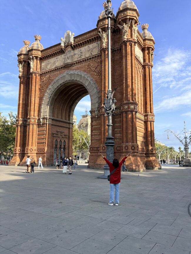 軽く食事をした後歩いていたらバルセロナ凱旋門が現れました。<br />ブラブラ歩いているだけで、様々な歴史的な建造物に出会えるって嬉しいな。
