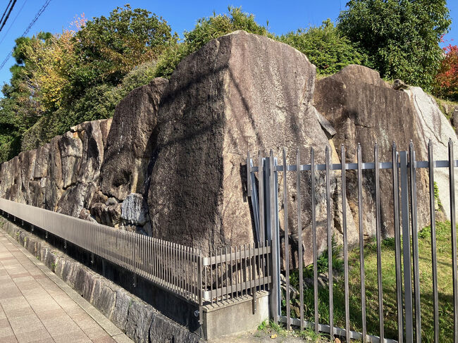 お城なら鏡石に使われるような大きさでずらっと並んでいるのは壮観です