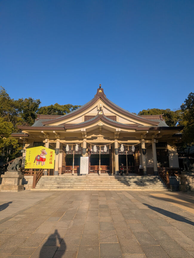 本社社殿<br />楠木正成公・楠木正行公・湊川の戦いで殉節されたご一族16柱・大楠公夫人が祭られています<br />戦争で焼失し、コンクリート製です