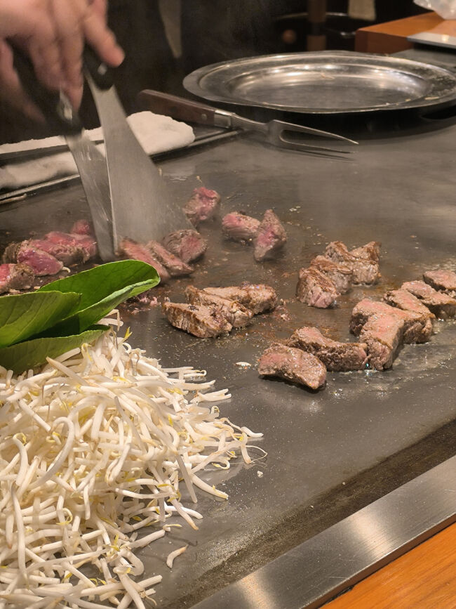 4人分を一度に焼きます<br />それぞれ部位や焼き加減が違うので、大変です