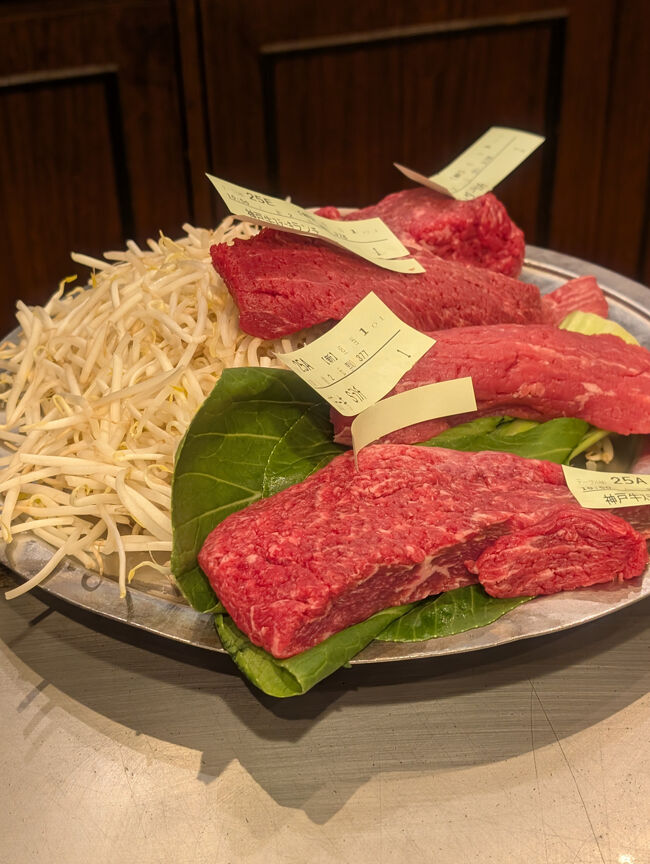 焼く前のお肉を見せてくれます