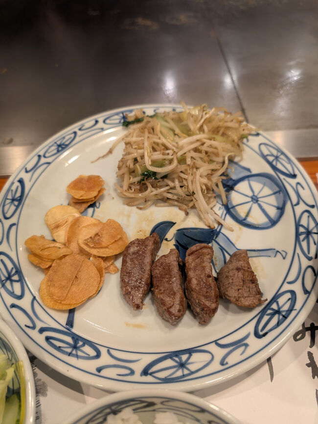 ステーキランチS　100ｇのお肉<br />お肉は先に焼かれてお皿に盛られたので、二切ほど食べてます<br />ご飯、お味噌汁、お漬物、コーヒーがついてます