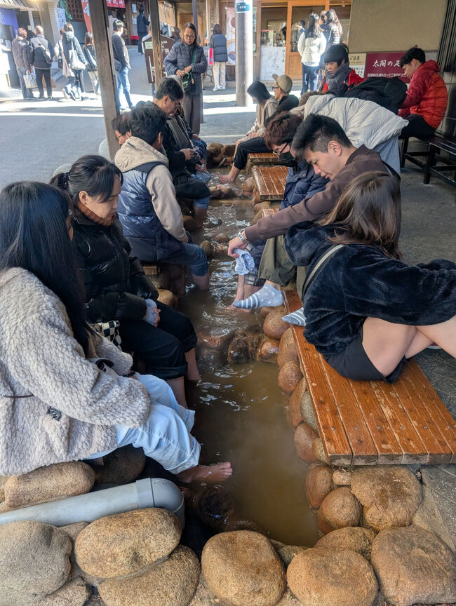 足湯は海外の方でいっぱい