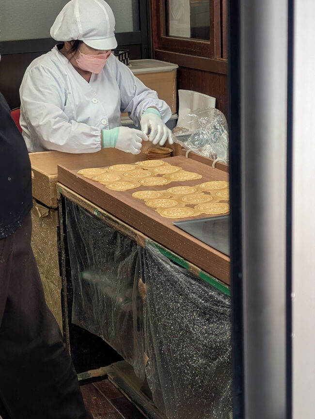 手焼きで炭酸せんべいを、焼いてます