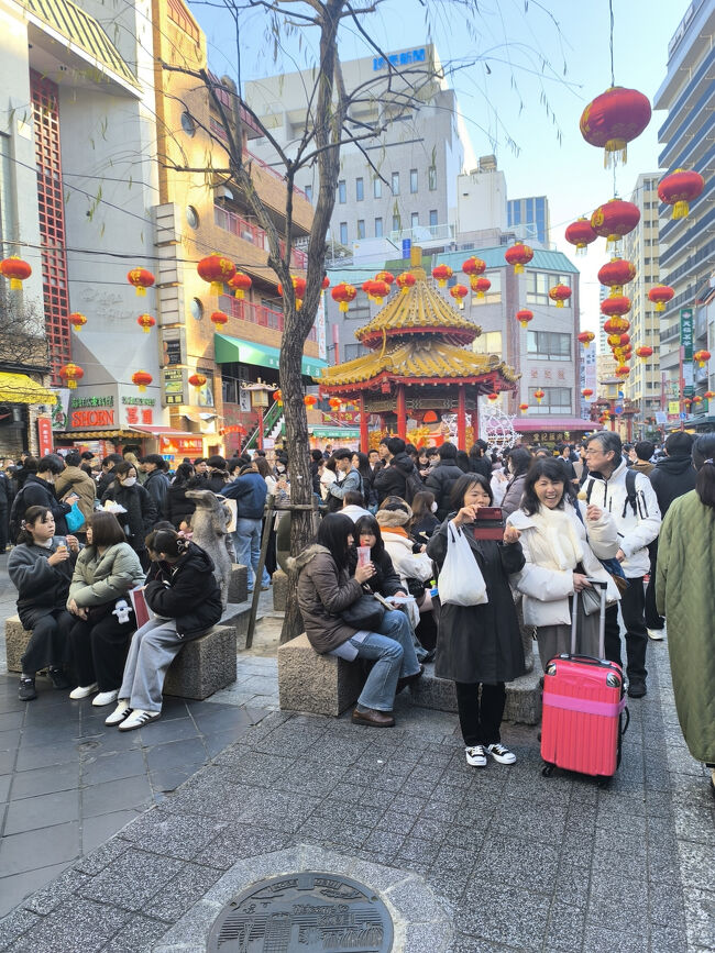 たくさんの人が食べ歩きしてます