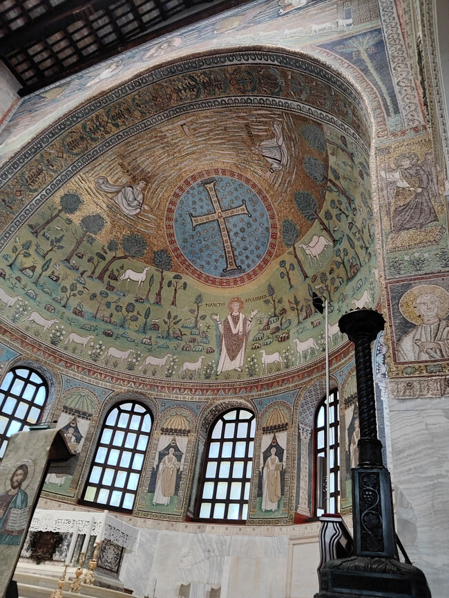 聖堂の右手から覗いてみました。<br />西暦500年ごろに建立されたようですが、2025年になっても全く色褪せていない！<br /><br /><br />