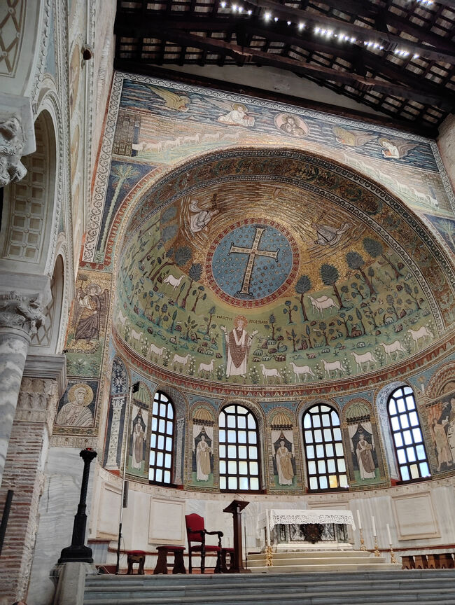 祭壇の中に入って、真上を見上げてみたい衝動にかられますね！<br />絶対無理ですが<br /><br />来られて良かった(^^♪と素直に喜ぶべきなのですが…<br />自力で訪れるのはロスタイムを覚悟しなくちゃなりません。<br />それは承知の上なのですが、次のバスがくるのは2時間後( ;∀;)<br />これからいらっしゃる方は、平日に訪れる事をお勧めします。<br />土日はバスの本数が少なすぎ。レンタカーがよろしいかも。<br />