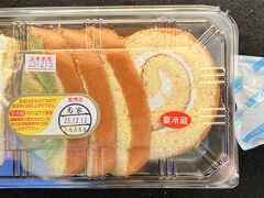【アウトレットお菓子】
朝9時20分という開店直後の来店でしたが、ちゃんとお目当てのロールケーキの切れ端ありました！バニラケーキ？1切れと、ロールケーキ5切れ入って税込410円。中身は日によって異なりますが、パックに詰め込めるだけ詰めてあります。小さな保冷剤も付けてくれました。持参したクーラーボックスに大きな保冷剤と共に入れたら、帰宅するまで保冷されてました。
今回は先を急ぐのでいただきませんでしたが、店内にイートインスペースがあり、無料ホットコーヒーも用意されてます。