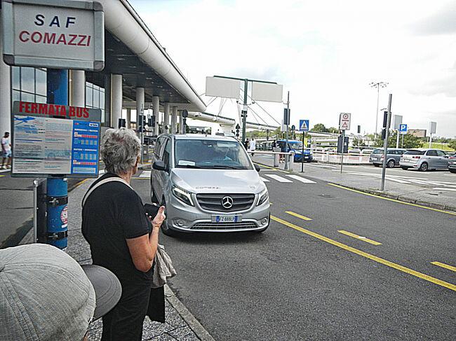 往路で乗ったのはこのワゴン車。実は予定時間の10分前にバス停に行ったら、ちょうど車が来たところで慌てて乗車してしまい、今年の写真はない。