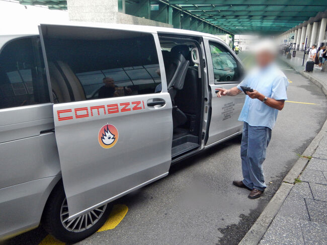 ということで、この2枚の写真は一昨年(2023年8月)に撮影したもの。車は今年も(往路は)同じ車種だった。<br />マルペンサ空港第一ターミナルを10時に出発。乗客は4人。雨の中をイタリア人のおばちゃんがF1ドライバーのように高速道路を右へ左へと車線変更を繰り返しながらぶっ飛ばし、予定より15分早い11時10分にドモドッソラ駅前にあるバスターミナルに到着した。