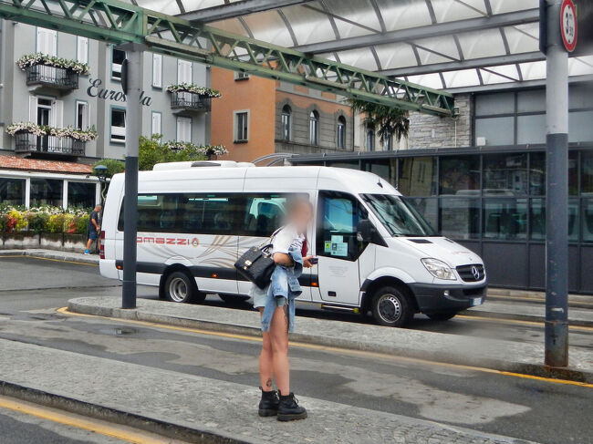 復路はこの中型バスになった。週末だからか、座席は1席を残すのみでほぼ満員。