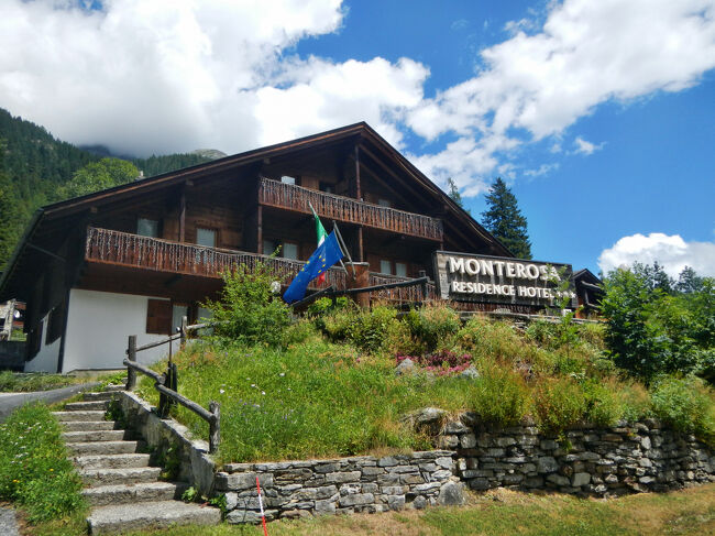 マクニャーガで7月21日から10泊するアパートは｢MONTEROSA RESIDENCE HOTEL｣。スタッファのバス停から徒歩3分ほどの便利なところにあるアパート。HOTELと名前がついているが完全にアパートでホテルとしてのサービスは行っていない。基本的にフロントにもスタッフはおらず、チェックインの客が来る時間にだけスタッフが待機しているといった具合。フロントには｢何か用があるときには電話をしてください｡｣と掲示されている。我が家はチェックインの規定時間より早く到着するので、部屋に鍵を置いておいてもらった。(正面の入口はスタッフが滞在している時以外は施錠されているが、裏口は24時間鍵が開いているのでいつでも出入りできる。これは内緒の話・・って、公開してしまったけど。)