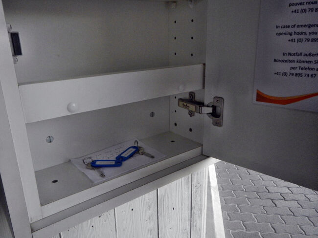 8月23日土曜日。朝7時30分にアンゼールのアパートをチェックアウトする。アパート代理店は朝8時に開店するので、それよりも早くチェックアウトする場合は、代理店オフィスの前に設置されているボックスにアパートの鍵を置けばチェックアウト完了。ボックスに鍵はかかっておらず、いつもながらスイスは治安が良いと思う。