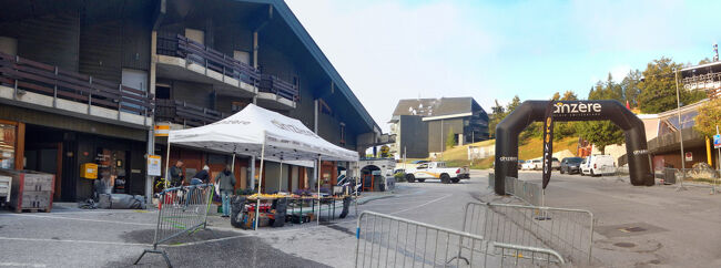 今日は自転車レースがアンゼールの村を通過するということで、バスに若干の遅れがでるとの告知が数日前からバス停に貼ってあった。復路もドモドッソラ駅から｢Alibus｣を予約しているので、時間通りにバスが到着できるのか村の観光局からポストバスに確認してもらったところ、｢遅れても5-10分程度｣との回答だった。大丈夫かな？<br />Anzère, Centreバス停前はちょうど自転車レースのステージのゴールになっている。