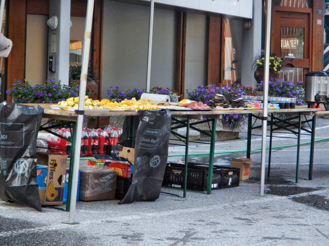 設営されているテントには飲み物や果物が用意されている。<br />幸いバスの来る時間にはまだレースはここまでやって来ず、ポストバスは時刻表どおり7時55分に自転車レースのゴールをくぐって(笑)到着、シオン駅前のバス停に予定より3分早い8時30分に到着した。